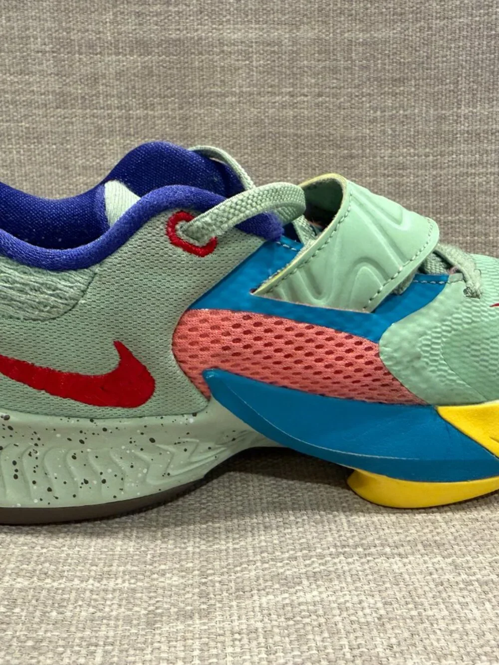 Nike Zoom Freak 4 SE Enamel Green Red Basketball Shoes Size 1.5Y [DQ0555-300]